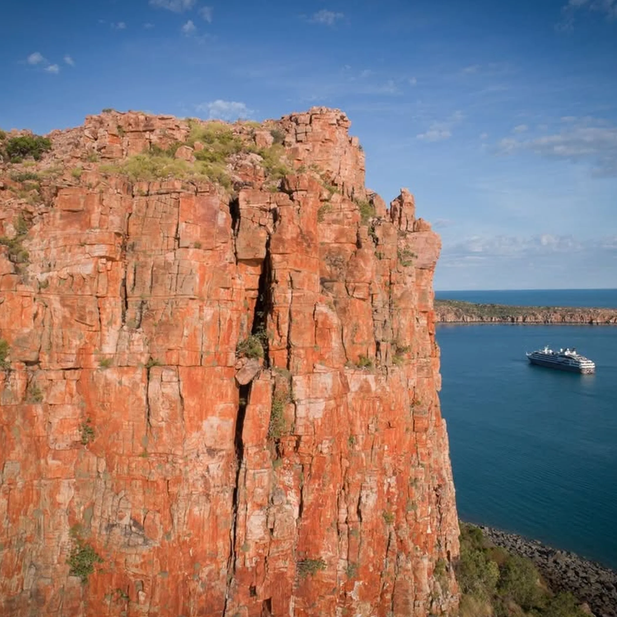 australian coastal cliffs and cruise ship